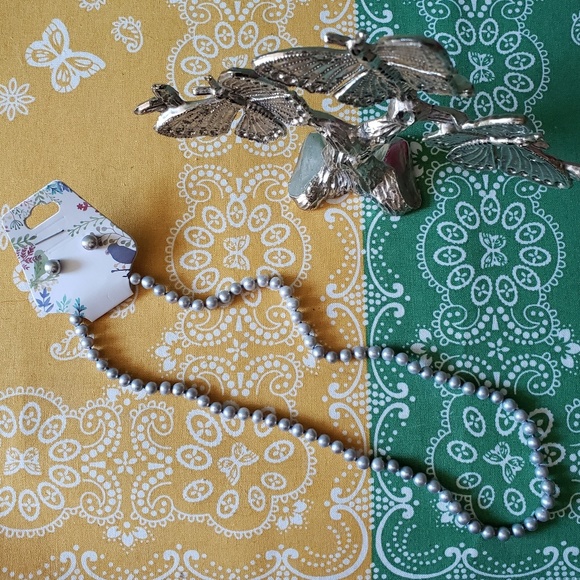 ⭐CLEARANCE⭐ Light gray silver freshwater pearl necklace set FINAL price drop - Picture 3 of 5